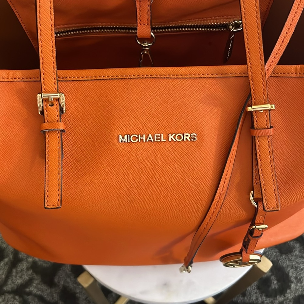 MICHAEL KORS Jet Set Large Travel E/W Tote - Picture 15 of 16